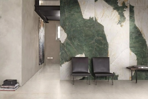 Salon z FLORIM Stone Heritage Aqua, zielono-kremowym spiekiem zastosowanym na dużej ścianie