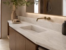 Blat łazienkowy z FLORIM Stone Marble Mahal Matte Silk 12 mm STU, jasny spiek z subtelnym użyleniem.