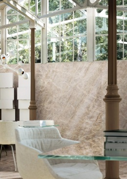 Wnętrze z FLORIM Stone Yamuna Opal Matte Silk, jasnym spiekiem zastosowanym na dużej ścianie