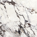 Fragment Marazzi Marble Look Capraia – białe marmurowe tło z wyrazistym, kontrastowym rysunkiem żył.