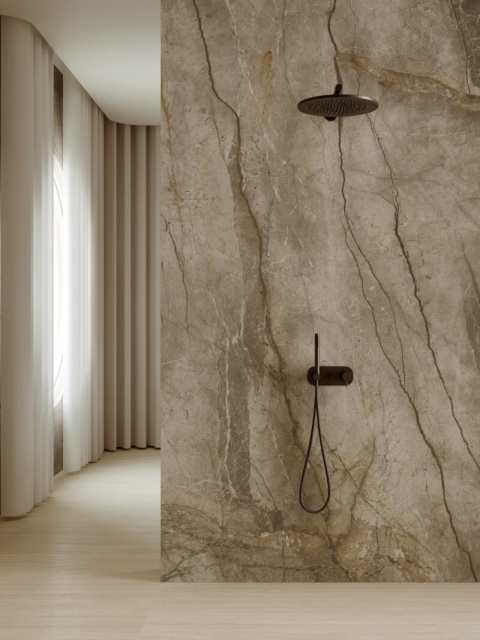 ścian łazienkii wyłozona spiekiem  Marazzi Silver Root Grey w chłodnym odcieniu szarości i delikatnym rysunku żył