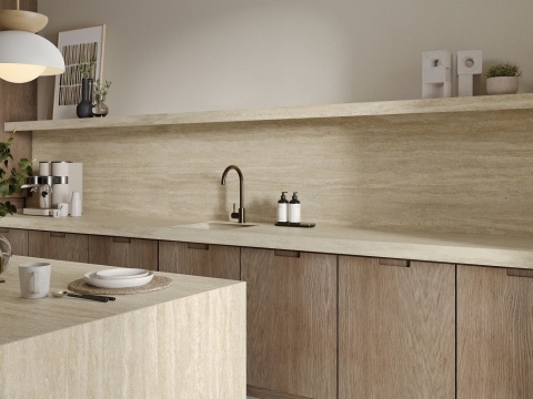 Kuchnia z Neolith Colosseo Matt na blacie, wyspie i ścianie w połączeniu z drewnianą zabudową.
