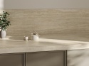 Neolith Colosseo Matt na blacie i ścianie kuchennej, jasny beżowy dekor inspirowany trawertynem.