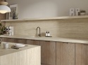 Kuchnia z Neolith Colosseo Matt na blacie, wyspie i ścianie w połączeniu z drewnianą zabudową.
