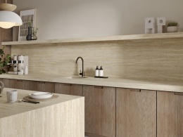 Kuchnia z Neolith Colosseo Matt na blacie, wyspie i ścianie w połączeniu z drewnianą zabudową.