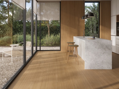 Neolith Pasadena Wood na podłodze w jasnej kuchni z drewnianą zabudową i kamienną wyspą.