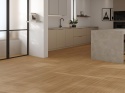 Neolith Pasadena Wood na posadzce w nowoczesnej kuchni z jasną zabudową i kamienną wyspą.