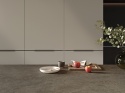 Neolith Toscano Riverwashed na blacie w kuchni, ziemisty brązowo-szary dekor o mineralnym charakterze.