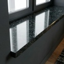 Parapet Black Antracite FALCO przy oknie w nowoczesnym salonie z ciemną aranżacją