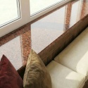 Parapet Bohus Red FALCO przy dużym oknie w klasycznym wnętrzu z drewnianą zabudową