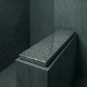 Parapet granitowy Crystal Dark FALCO 2 cm poler na ekspozycji z ciemnym tłem