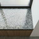 Zbliżenie na polerowany parapet granitowy Crystal Dark FALCO o drobnoziarnistej strukturze
