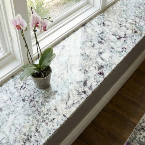 Parapet granitowy Moon White FALCO 3 cm w jasnym wnętrzu z dekoracyjną orchideą