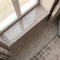 Parapet granitowy Rosa Beta FALCO poler przy oknie w jasnym wnętrzu