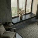 Parapet Steel Grey antyk w ciemnym wnętrzu z drewnianą stolarką okienną.