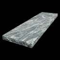 Parapet granitowy Viscont White 2 cm lub 3 cm w wykończeniu antyk na ciemnym tle.