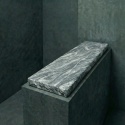Parapet granitowy Viscont White 2 cm lub 3 cm w wykończeniu antyk na ciemnym tle.
