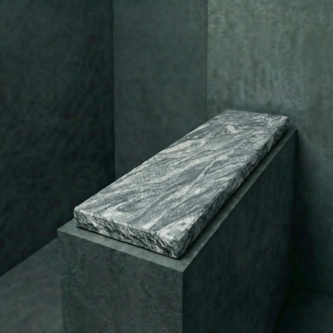 Parapet granitowy Viscont White 2 cm lub 3 cm w wykończeniu antyk na ciemnym tle.