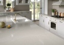 Kuchnia z wyspą i blatami z konglomeratu kwarcowego Silestone Desert Silver