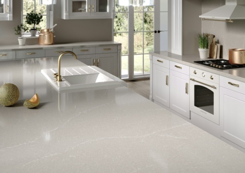 Kuchnia z wyspą i blatami z konglomeratu kwarcowego Silestone Desert Silver