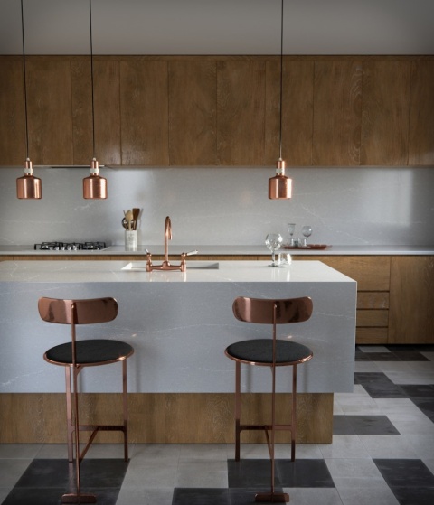 Nowoczesna kuchnia z dużym blatem z konglomeratu kwarcowego Silestone Desert Silver