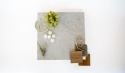 Moodboard TechniStone Perla Champagne z jasnym drewnem i ciepłymi neutralnymi dodatkami.