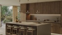Kuchnia z TechniStone Perlado Bronze, drewnianą zabudową i dużą wyspą w ciepłej tonacji.