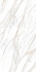 Płyta FLORIM Stone Marble Apuano Oro z białym tłem i nieregularnymi beżowo-złotymi żyłami.
