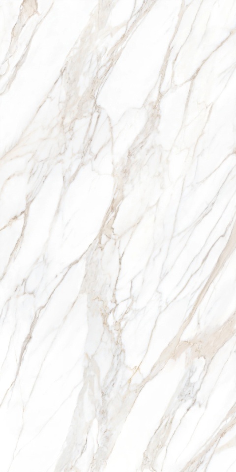 Płyta FLORIM Stone Marble Apuano Oro z białym tłem i nieregularnymi beżowo-złotymi żyłami.