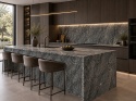Kuchnia z dużą wyspą i blatem ze spieku FLORIM Stone Black Granite w nowoczesnym stylu.