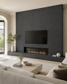 Jasny salon z kominkiem i ścianą RTV wykończoną spiekiem FLORIM Stone Etna Black.