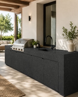 Taras z kuchnią zewnętrzną i blatem ze spieku FLORIM Stone Etna Black.