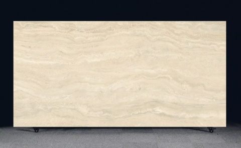 Płyta FLORIM Stone Gold Travertine w jasnej kremowo-beżowej kolorystyce z delikatnym pasmowym rysunkiem.