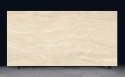 Płyta FLORIM Stone Gold Travertine w jasnej kremowo-beżowej kolorystyce z delikatnym pasmowym rysunkiem.
