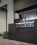 Grill w zabudowie wykończonej FLORIM Stone Metal Burnished o grafitowo-brązowej powierzchni.