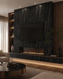 Salon z okładziną ściany RTV i kominka z FLORIM Stone Marble Laurent 6 mm w czarno-złotym wzorze.
