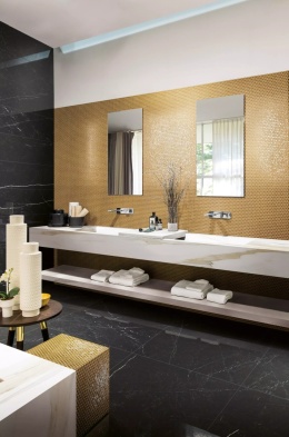 Łazienka z FLORIM Stone Marble Marquinia na ścianie i podłodze, zestawionym z jasnym blatem i złotymi detalami.