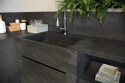 Zlewozmywak i blat z FLORIM Stone Metal Burnished o ciemnej, nieregularnej powierzchni inspirowanej metalem.