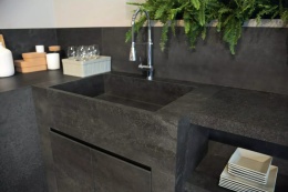 Zlewozmywak i blat z FLORIM Stone Metal Burnished o ciemnej, nieregularnej powierzchni inspirowanej metalem.