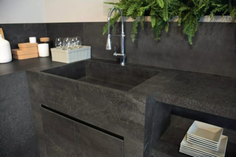 Zlewozmywak i blat z FLORIM Stone Metal Burnished o ciemnej, nieregularnej powierzchni inspirowanej metalem.