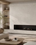Salon w stylu japandi z dużą okładziną kominkową ze spieku FLORIM Stone Plima White/01