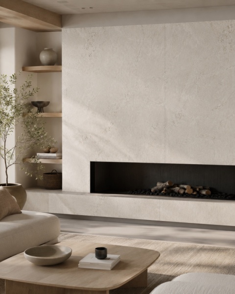 Salon w stylu japandi z dużą okładziną kominkową ze spieku FLORIM Stone Plima White/01
