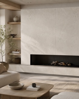 Salon w stylu japandi z dużą okładziną kominkową ze spieku FLORIM Stone Plima White/01.