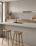 Kuchnia minimalistyczna z wyspą wykończoną spiekiem Florim Stone Sand Grey i ciepłymi drewnianymi akcentami.