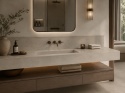 Łazienka z blatem ze spieku FLORIM Stone Sand Ivory i drewnianą zabudową w stylu spa