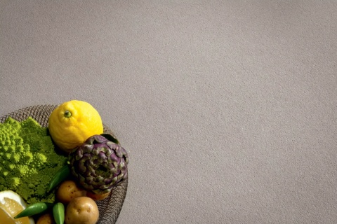 Detal powierzchni FLORIM Stone Sandscape Grey Deep Soul 6 mm Lea STU z aranżacją cytryny i warzyw.