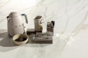 FLORIM Stone Marble Apuano Oro Matte Silk z białą bazą i delikatnym beżowo-złotym użyleniem.