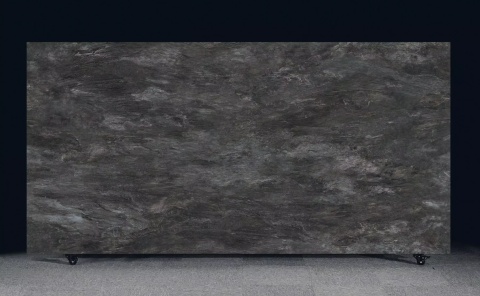 Płyta FLORIM Stone Stone Noir w ciemnej grafitowej kolorystyce z warstwowym, mineralnym rysunkiem.