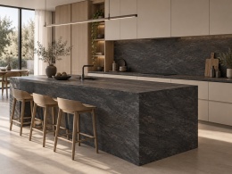 Nowoczesna kuchnia z wyspą i ścianą ze spieku FLORIM Stone Stone Noir oraz jasną zabudową.
