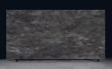 Płyta FLORIM Stone Stone Noir w ciemnej grafitowej kolorystyce z warstwowym, mineralnym rysunkiem.